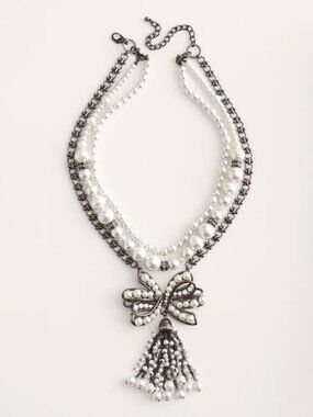 NWT CHICO'S CONVERTIBLE FAUX PEARL BOW NECKLACE.